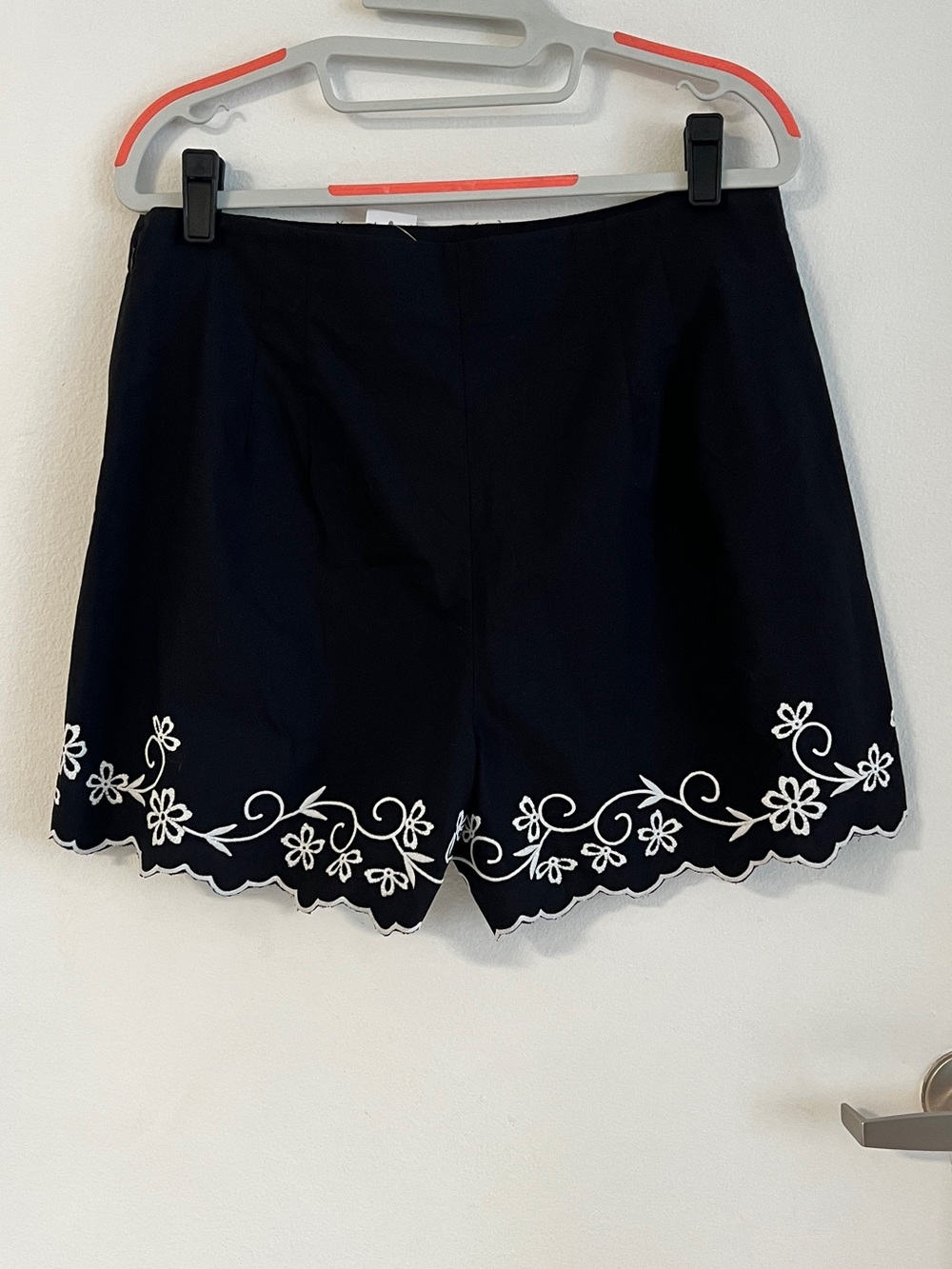 Ann Taylor The Side Zip Scalloped Short - Picture 4 of 4